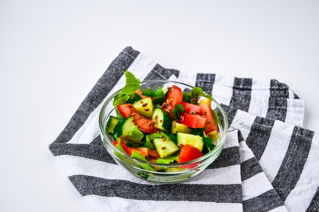 Ciotola di insalata fresca con pomodoro, cetriolo, lattuga e semi di lino