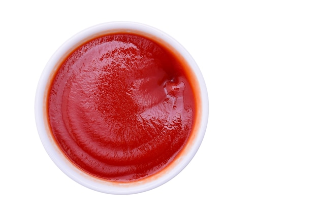 Ciotola di ketchup o salsa di pomodoro isolata su bianco, vista dall'alto