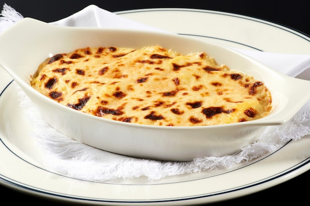 Ciotola di lasagne italiane con formaggio topping