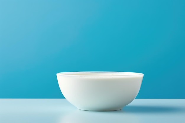 Ciotola di latte blu su tavolo di legno con spazio per copiare prodotti lattiero-caseari puliti per la bevanda per la colazione