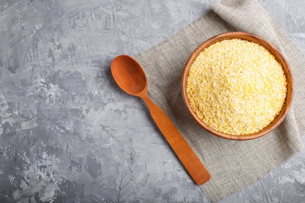 Ciotola di legno con cornflakes e un cucchiaio di legno