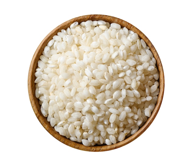 Ciotola di legno con riso glutinoso bianco secco isolato su sfondo bianco. Vista dall'alto