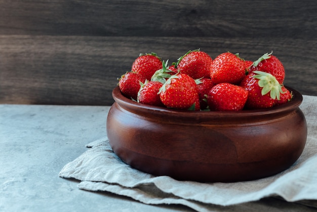 Ciotola di legno piena di fragole fresche