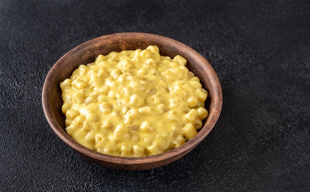 Ciotola di maccheroni e formaggio sulla tavola nera