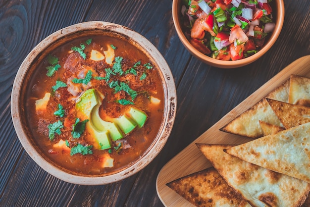 Ciotola di minestra messicana piccante con tortillas alla griglia e salsa