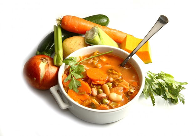 Ciotola di minestrone con verdure fresche