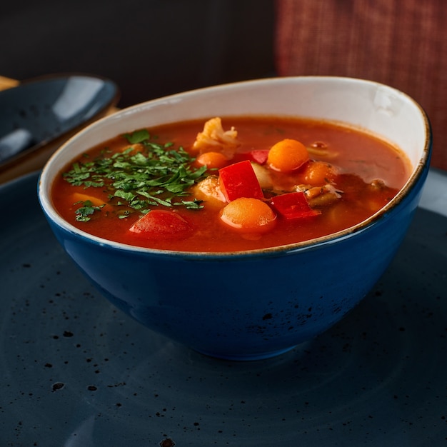 Ciotola di minestrone su un tavolo in un ristorante.