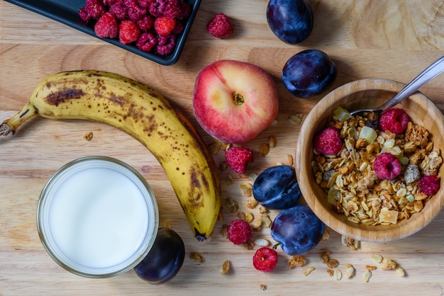 Ciotola di muesli con bacche dolci, frutta e latte