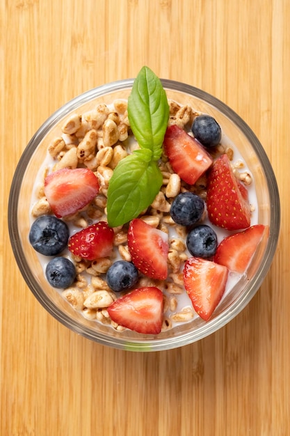 Ciotola di muesli con frutta fresca e yogurt