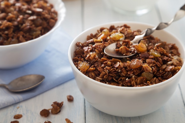 Ciotola di muesli con uvetta e cucchiaio