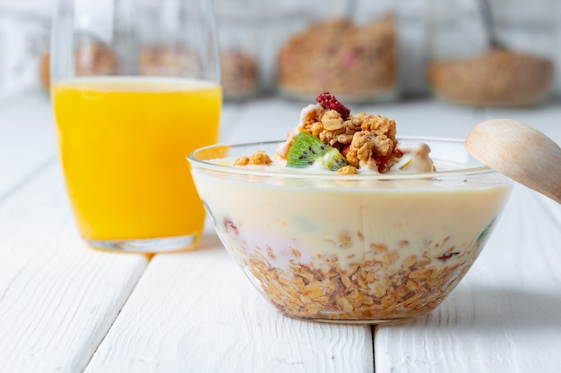 Ciotola di muesli con yogurt e frutta a fette