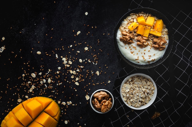 Ciotola di muesli fatto in casa con yogurt e cereali