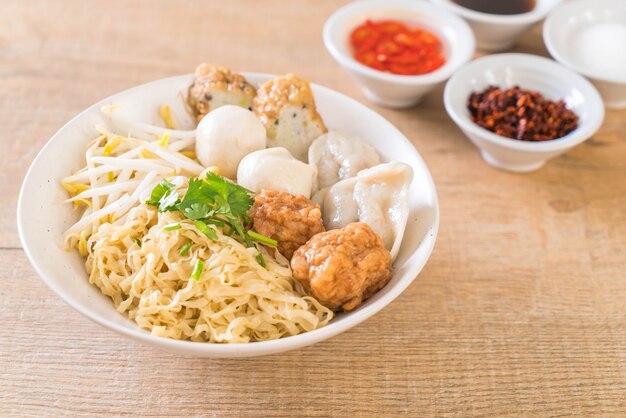 ciotola di noodles con palla di pesce