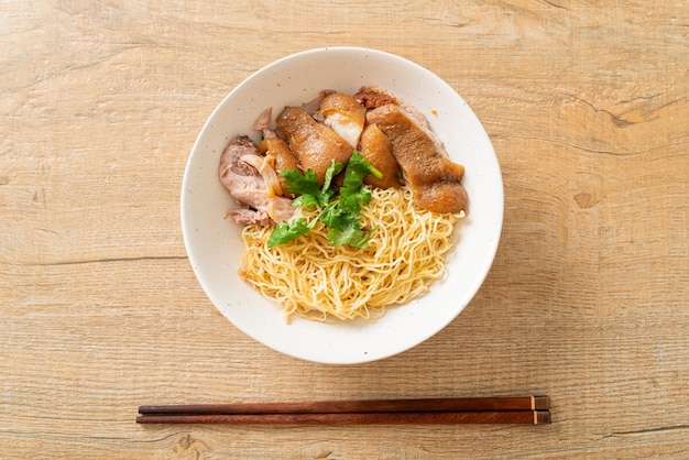 ciotola di noodles di coscia di maiale in umido essiccata - stile cibo asiatico