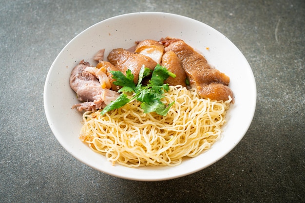 Ciotola di noodles di coscia di maiale stufata essiccata - stile asiatico dell'alimento
