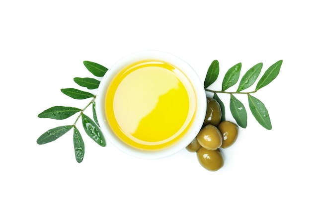 Ciotola di olio d'oliva, ramoscelli e olive isolati su sfondo bianco