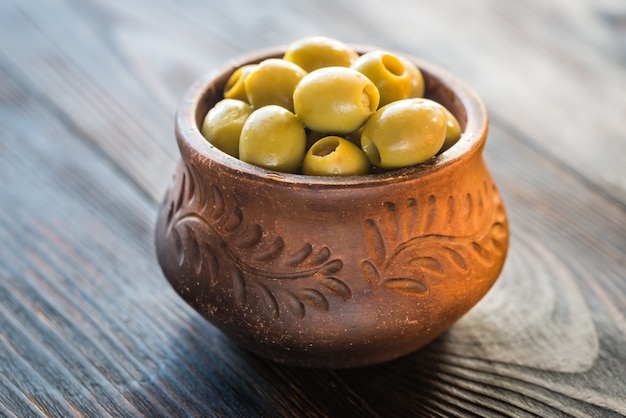 Ciotola di olive sulla tavola di legno