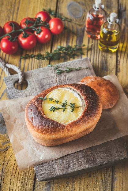 Ciotola di pane con formaggio camembert