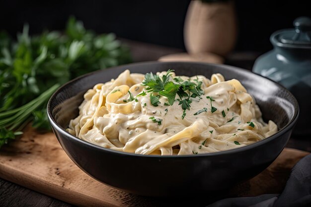 Ciotola di pasta fatta in casa con ricca salsa cremosa ed erbe aromatiche