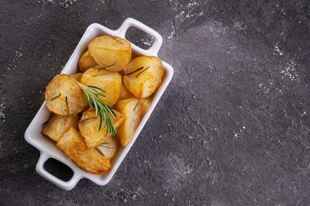 Ciotola di patate rustiche fritte e arrosto al rosmarino.