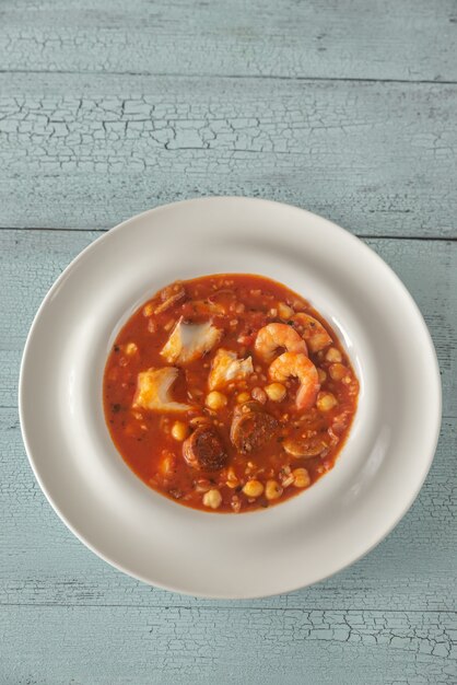 Ciotola di pesce spagnolo e zuppa di chorizo