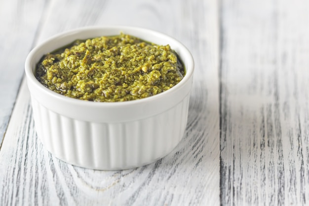 Ciotola di pesto sul tavolo di legno