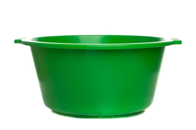 Ciotola di plastica verde vuota su fondo bianco
