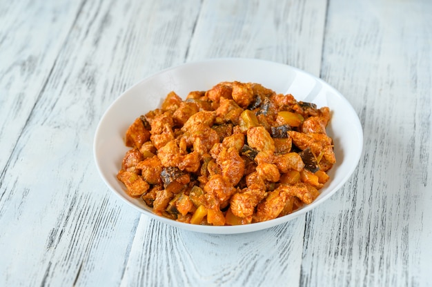 Ciotola di pollo al curry rosso