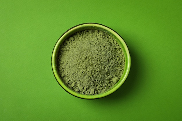 Ciotola di polvere di matcha su sfondo verde