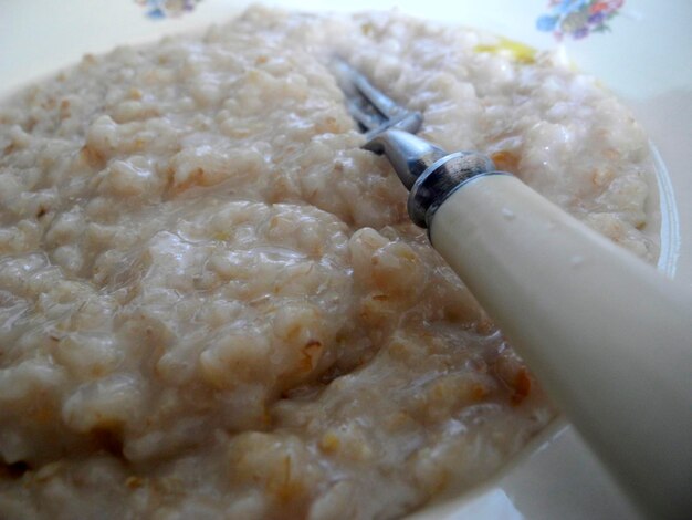 Ciotola di porridge di avena per colazione