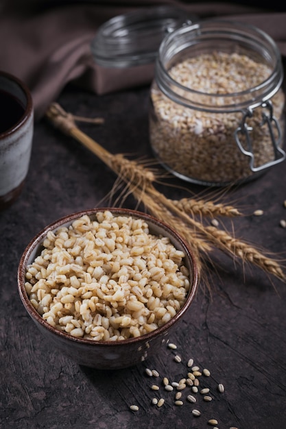 Ciotola di porridge di chicchi d'orzo pelati cotto