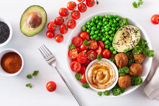 Ciotola di pranzo vegana sana con i piselli di avocado del hummus del falafel