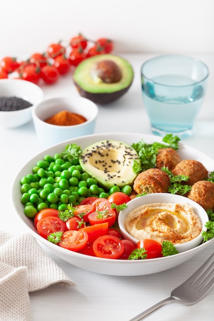 Ciotola di pranzo vegana sana con i piselli di avocado del hummus del falafel