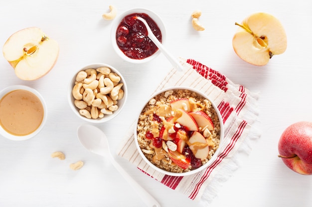 Ciotola di quinoa al burro di arachidi con marmellata e anacardi per una sana colazione