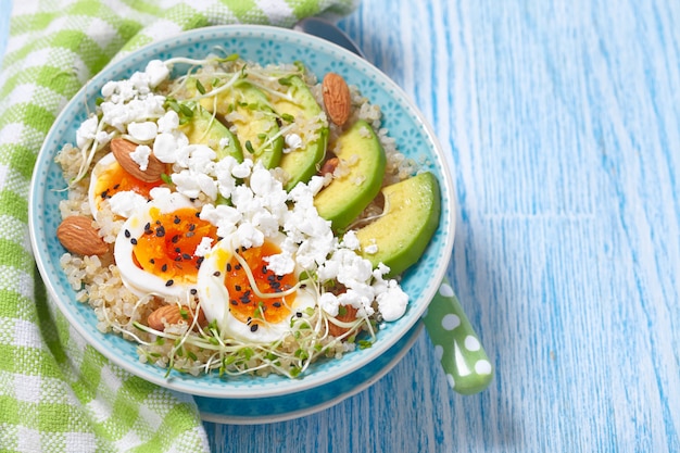 Ciotola di quinoa con uova e avocado per una sana colazione