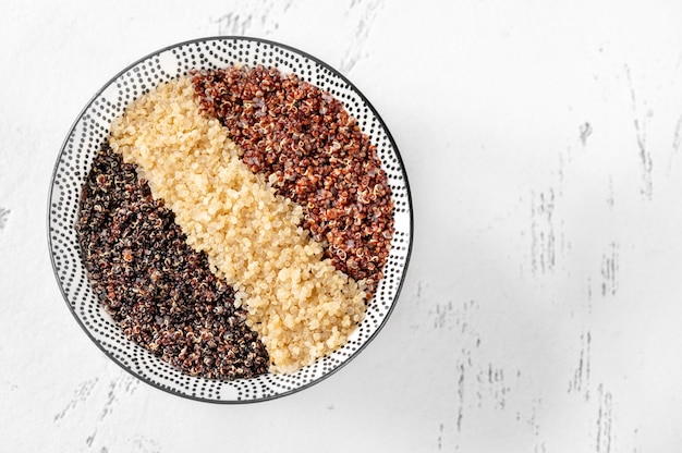 Ciotola di quinoa cotta bianca, rossa e nera