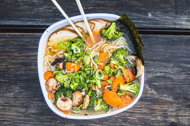 Ciotola di ramen con verdure e broccoli