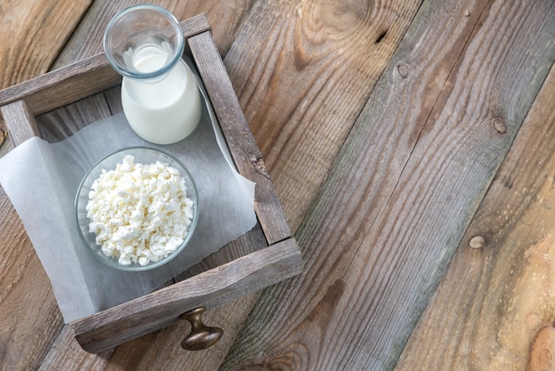 Ciotola di ricotta con bottiglia di latte