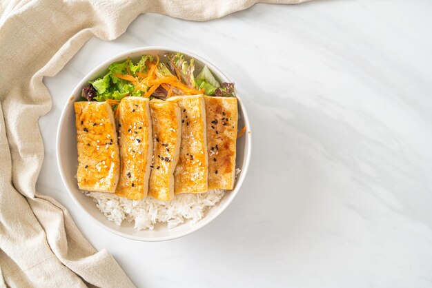 Ciotola di riso al tofu teriyaki - stile alimentare vegano e vegetariano