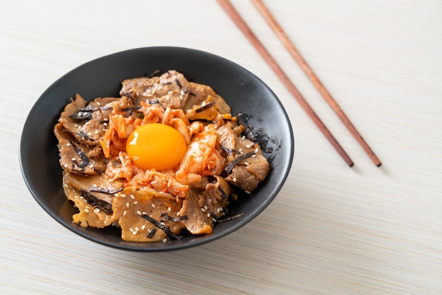 ciotola di riso bulgogi di maiale con kimchi e uovo in salamoia coreano - stile alimentare coreano