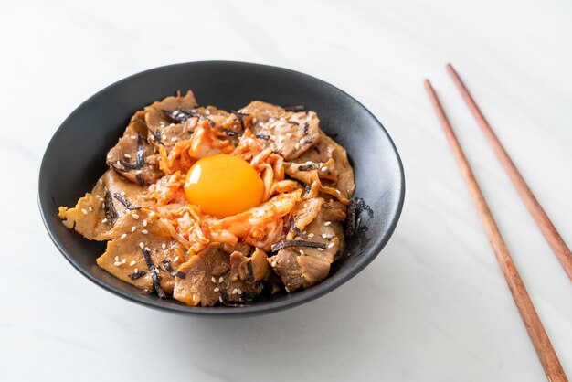 Ciotola di riso bulgogi di maiale con kimchi e uovo sottaceto coreano