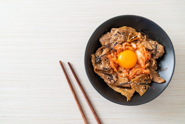 Ciotola di riso bulgogi di maiale con kimchi e uovo sottaceto coreano