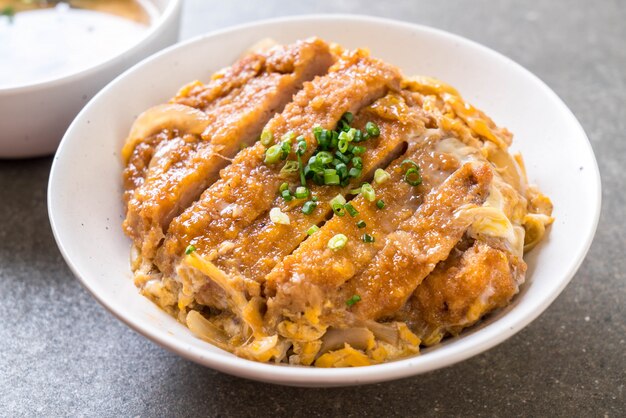 ciotola di riso con cotoletta di maiale fritto (Katsudon)