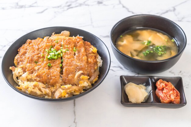 ciotola di riso con cotoletta di maiale fritto (Katsudon)