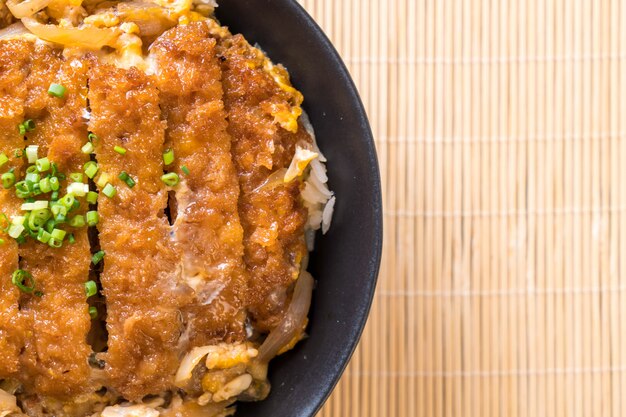 ciotola di riso con cotoletta di maiale fritto (Katsudon)