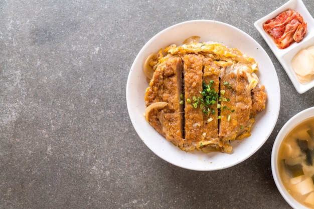 ciotola di riso con cotoletta di maiale fritto (Katsudon)