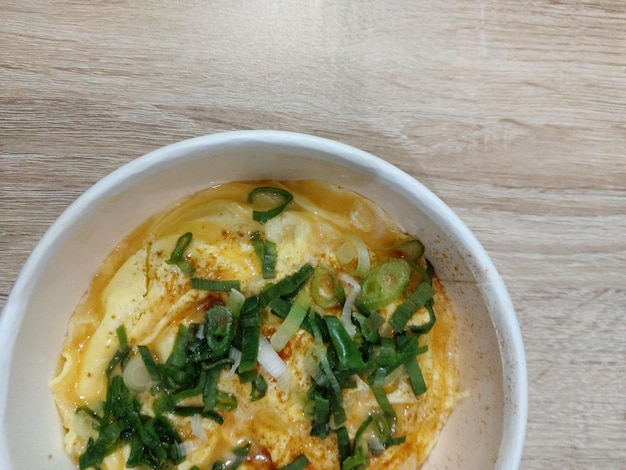 Ciotola di riso con uova e cipolle tagliate