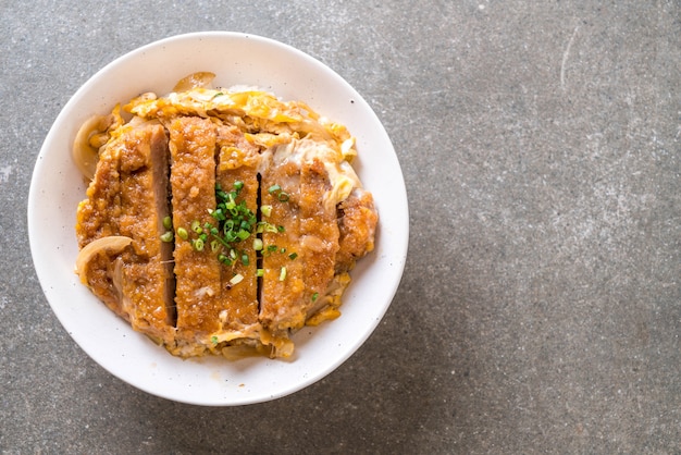 ciotola di riso cotoletta di maiale fritto (Katsudon)