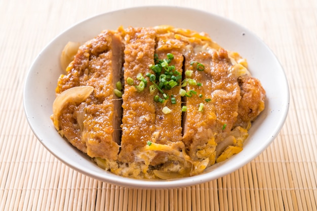 ciotola di riso cotoletta di maiale fritto (Katsudon)