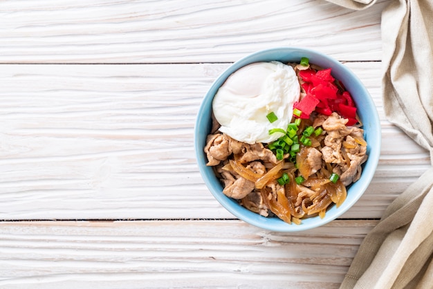 ciotola di riso di maiale con uovo (Donburi) - cibo giapponese